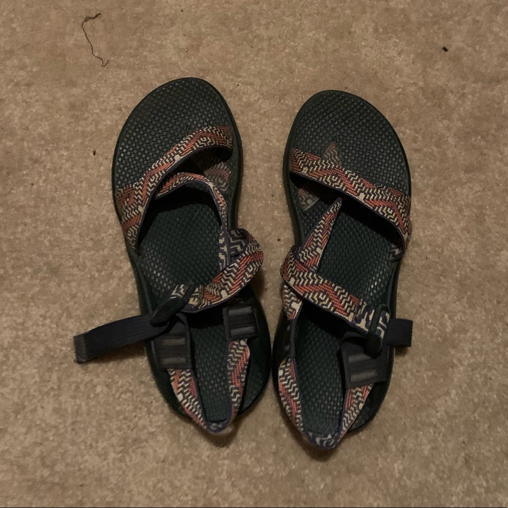 Single strap chacos with toe loop